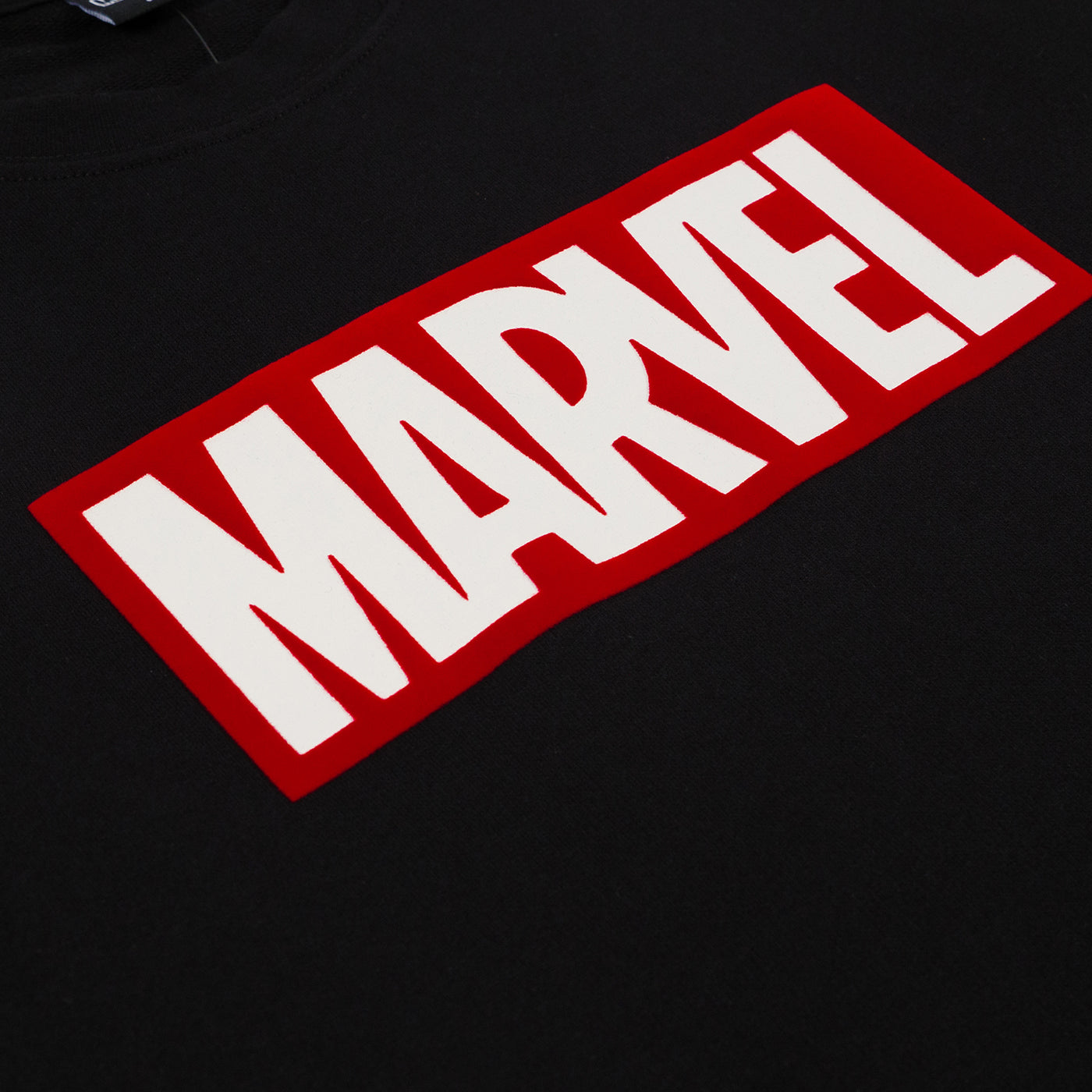 Marvel Men logo Flock Print Sweater - เสื้อสเวตเตอร์ผู้ชายลายมาร์เวล