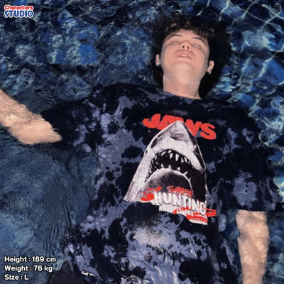 Universal Studios Men Jaws  // Oversized T-Shirt //  - เสื้อโอเวอร์ไซส์มัดย้อม ยูนิเวอร์แซล สตูดิโอ ลายจอว์ส มัดย้อม