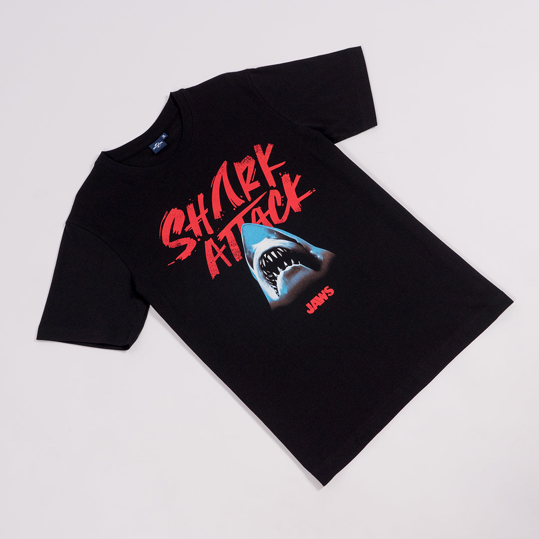 Universal Studios Men Jaws Shark Attack T-Shirt - เสื้อผู้ชายยูนิเวอร์แซล สตูดิโอ ลายจอว์สฉลามโจมตี